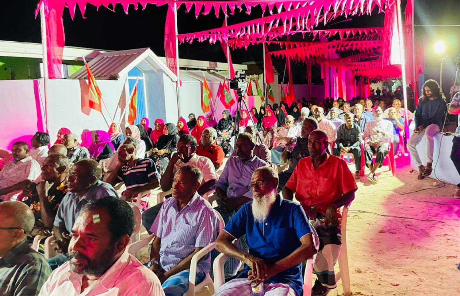 ޕީޕީއެމުން އިހަވަންދޫގައި މިރޭ ބޭއްވި ޖަލްސާގައި ބައިވެރިވި ބައެއް މީހުން.---ފޮޓޯ: ޕީޕީއެމް