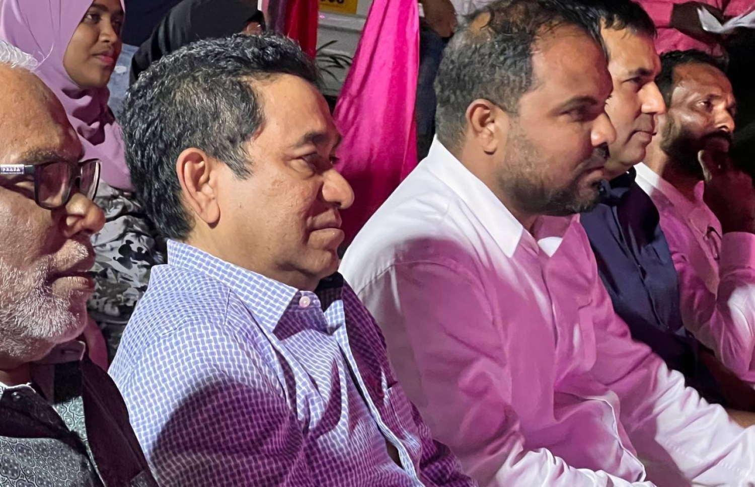 ޕީޕީއެމުން އިހަވަންދޫގައި މިރޭ ބޭއްވި ޖަލްސާގައި އެ ޕާޓީގެ ރިޔާސީ ކެންޑިޑޭޓް ޔާމީނާއި ޕީޕީއެމް/ޕީއެންސީ ކޯލިޝަންގެ ބައެއް ވެރިން.---ފޮޓޯ: ޕީޕީއެމް