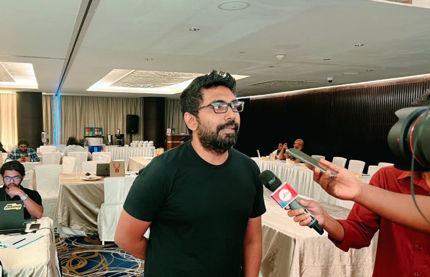 ބީއެމްއެލް ހެކަތޮންގެ މެންޓާ އަދި ސޮފްޓްވެއާ ޑިވެލޮޕަރު ނާއިލް އަބްދުއްރަހްމާން މީޑިއާތަކައި ވާހަކަދައްކަނީ --ފޮޓޯ: ބީއެމްއެލް