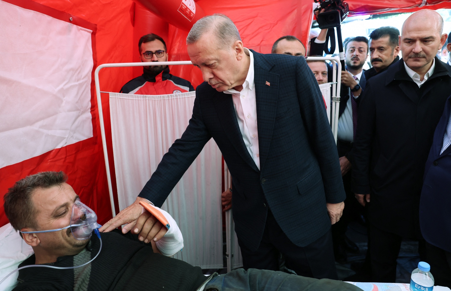 އޮކްޓޫބަރު 15، 2022: ތުރުކީ ވިލާތުގެ ބޯޓުދެލި ނަގާ ވަޅެއް ގޮވުމުގެ ހާދިސާގައި ޒަޚަމްވި މީހުންނަށް ފަރުވާ ދޭ ހޮސްޕިޓަލަށް އެ ގައުމުގެ ރައީސް ރަޖަބް ތައްޔިބު އުރުދުޣާން ވަޑައިގެން، ޒަޚަމަވި މީހެއްގެ ހާލު ބައްލަވާލައްވަނީ. --އޭއެފްޕީ