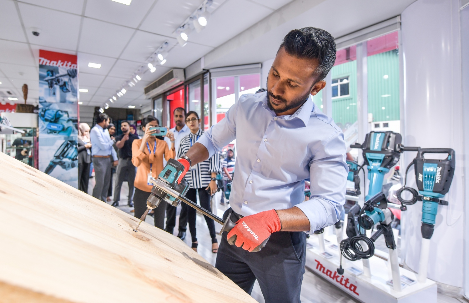 އެސްޓީއޯގެ ޖެނެރަލް މެނޭޖަރު، ބިޒްނަސް ރިސާޗް އެންޑް ޕްރޮޕަޓީ މެނޭޖުމަންޓް މުހައްމަދު އިހުސާން ވަހީދު ޕްރޮމޯޝަން ފައްޓަވައި ދެއްވަނީ. -- ފޮޓޯ: ފަޔާޒް މޫސާ | މިހާރު