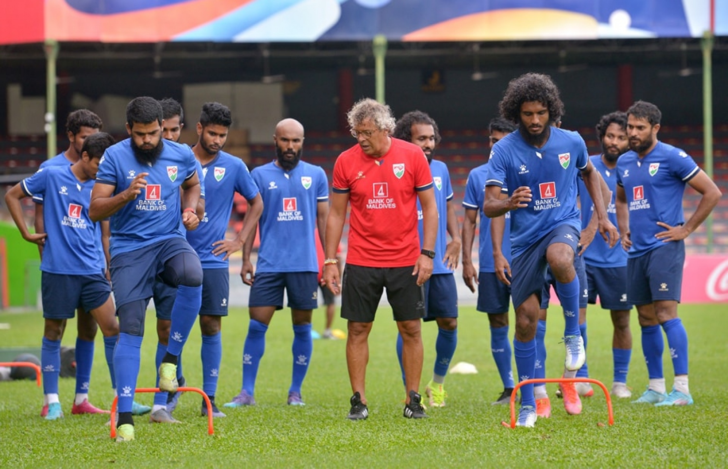 ގައުމީ ޓީމުގެ ޓްރެއިނިން ސެޝަނެއްގެ ތެރެއިން ކޯޗު މޮރިއޭރޯ ކުޅުންތެރިންނަށް އިރުޝާދު ދެނީ: މޮރިއޭރޯގެ ކޮންޓްރެކްޓް އާ ކޮށްފައި ވީނަމަވެސް އޭނާ އަށް ވެސް މުސާރަ ނުދޭ މައްސަލަ ވަނީ ފެންމަތި ވެފަ --- ފޮޓޯ: އެފްއޭއެމް