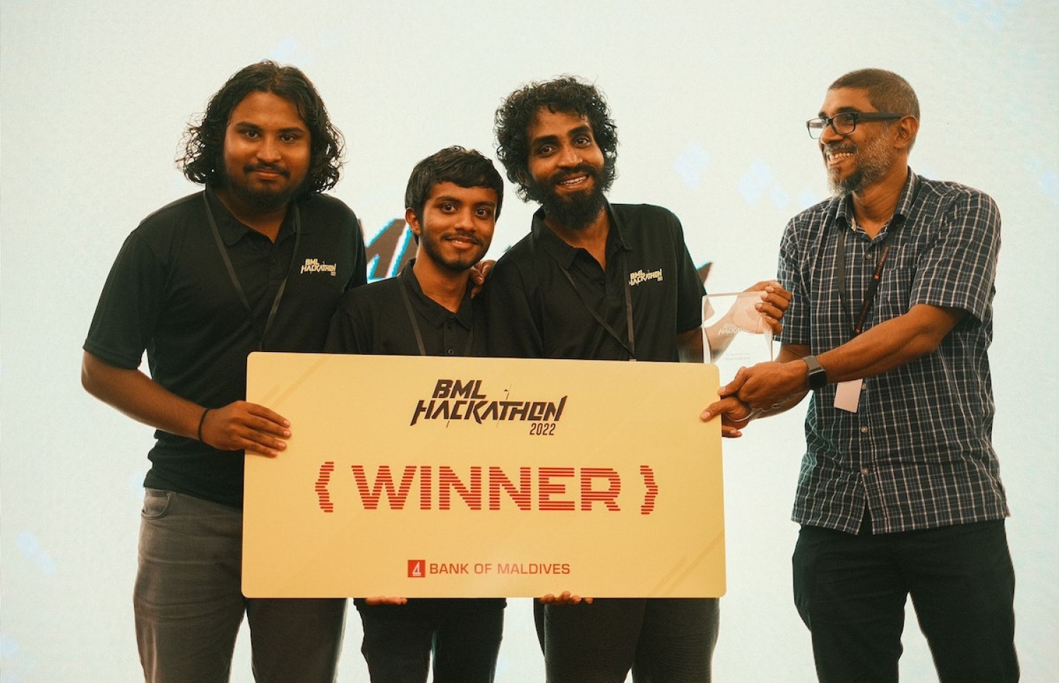 ހެކަތޮން ކާމިޔާބުކުރި ޓީމުތަކުގެ ތެރޭގައި ހިމެނޭ އަހްމަދު މަހްފޫޒް، ހުސައިން ޒަޔާން އަދި މޫސާ އިރުޝާނަށް އިނާމު ހަވާލުކުރަނީ. ---ފޮޓޯ: ބީއެމްއެލް