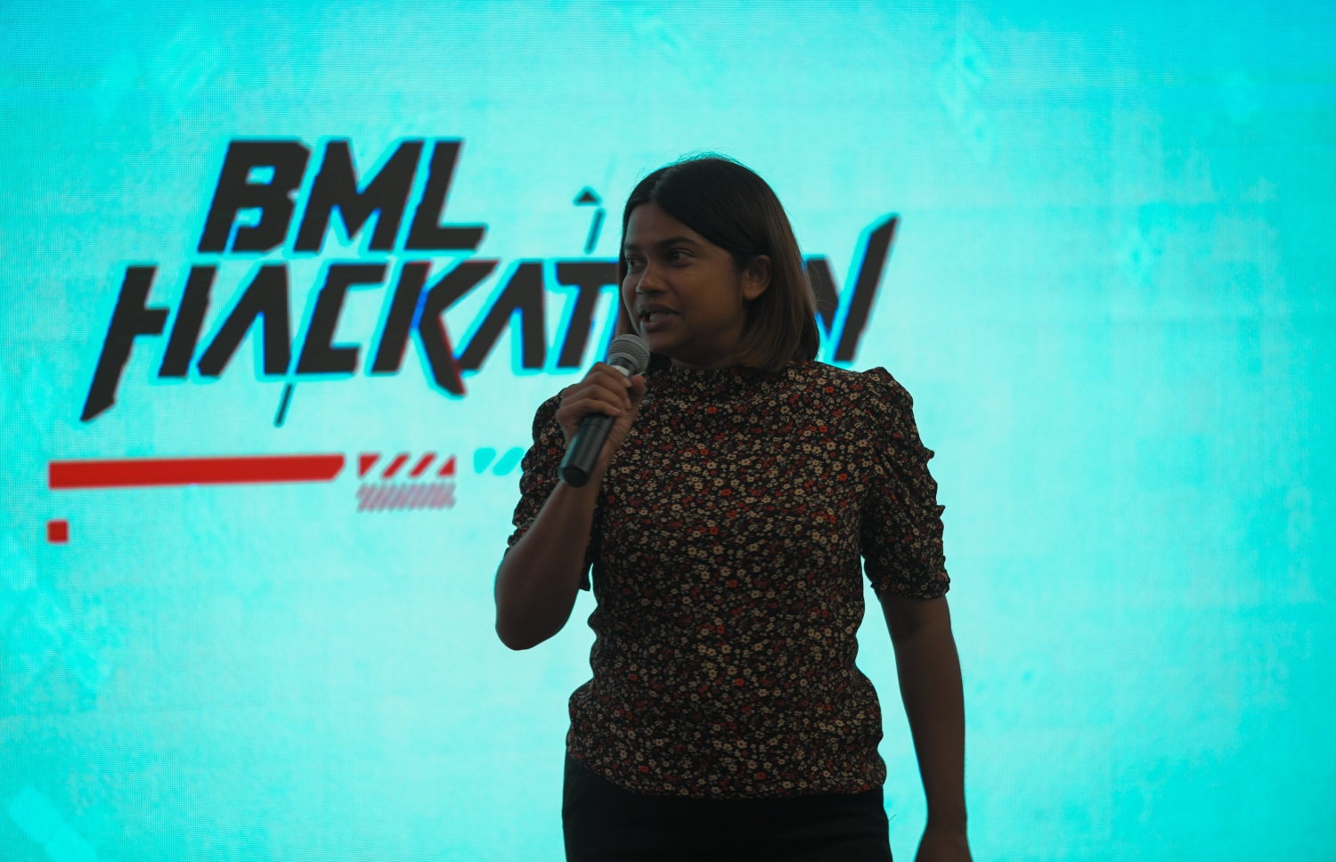 ބީއެމްއެލްގެ މާކެޓިން ޑިރެކްޓަ އައިޝަތު ޒަމްރާ ޒާހިރު ރޭގެ ހަފްލާގައި ވާހަކަ ދައްވަނީ ---ފޮޓޯ: މިހާރު