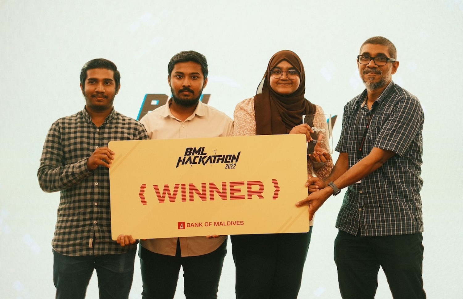 ހެކަތޮން ކާމިޔާބުކުރި މުހައްމަދު އާތިކް އަލީ ރިޒާ، ފާތިމަތު އަރީން ނަސީމް އަދި މުހައްމަދު ޔާނިއު ރަމީޒަށް އިނާމު ހަވާލުކުރަނީ. --ފޮޓޯ: ބީއެމްއެލް