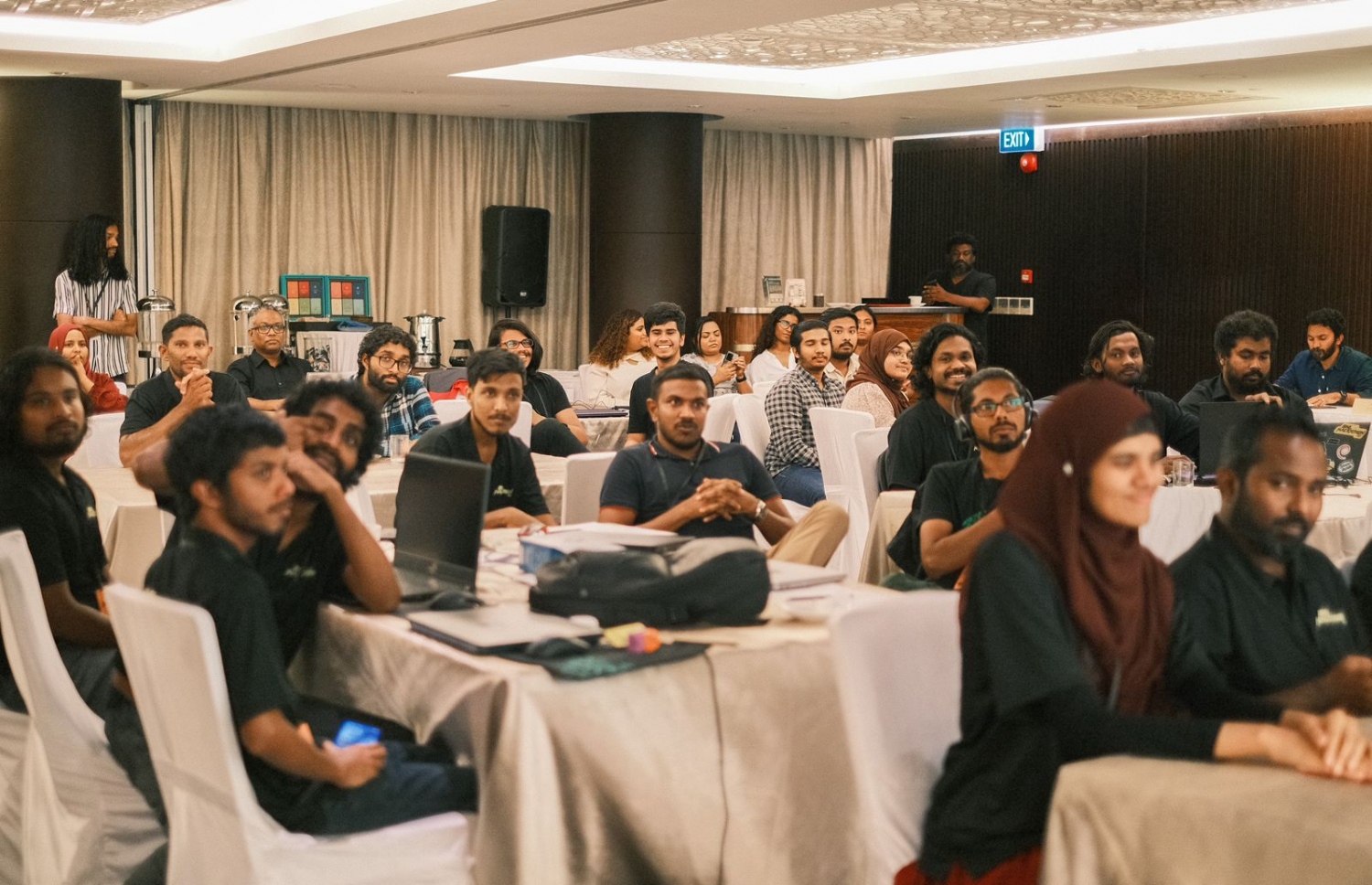 ހެކަތޮންގެ ބައިވެރިންނާ މެންޓާއިން ރޭގެ ހަފްލާގައި ބައިވެރިވަނީ ----ފޮޓޯ: ބީއެމްއެލް