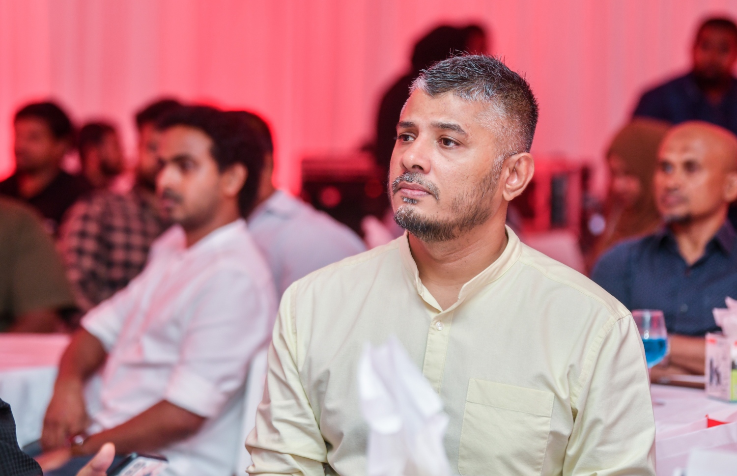 މެންހަޓަން ބިޒްނަސް ހޮޓެލްގައި ބޭއްވި މަކިޓާ ނައިޓުގައި ބައެއް ސްޓޭކްހޯލްޑަރުން ބައިވެރިވަނީ -- ފޮޓޯ: ފަޔާޒު މޫސާ | މިހާރު