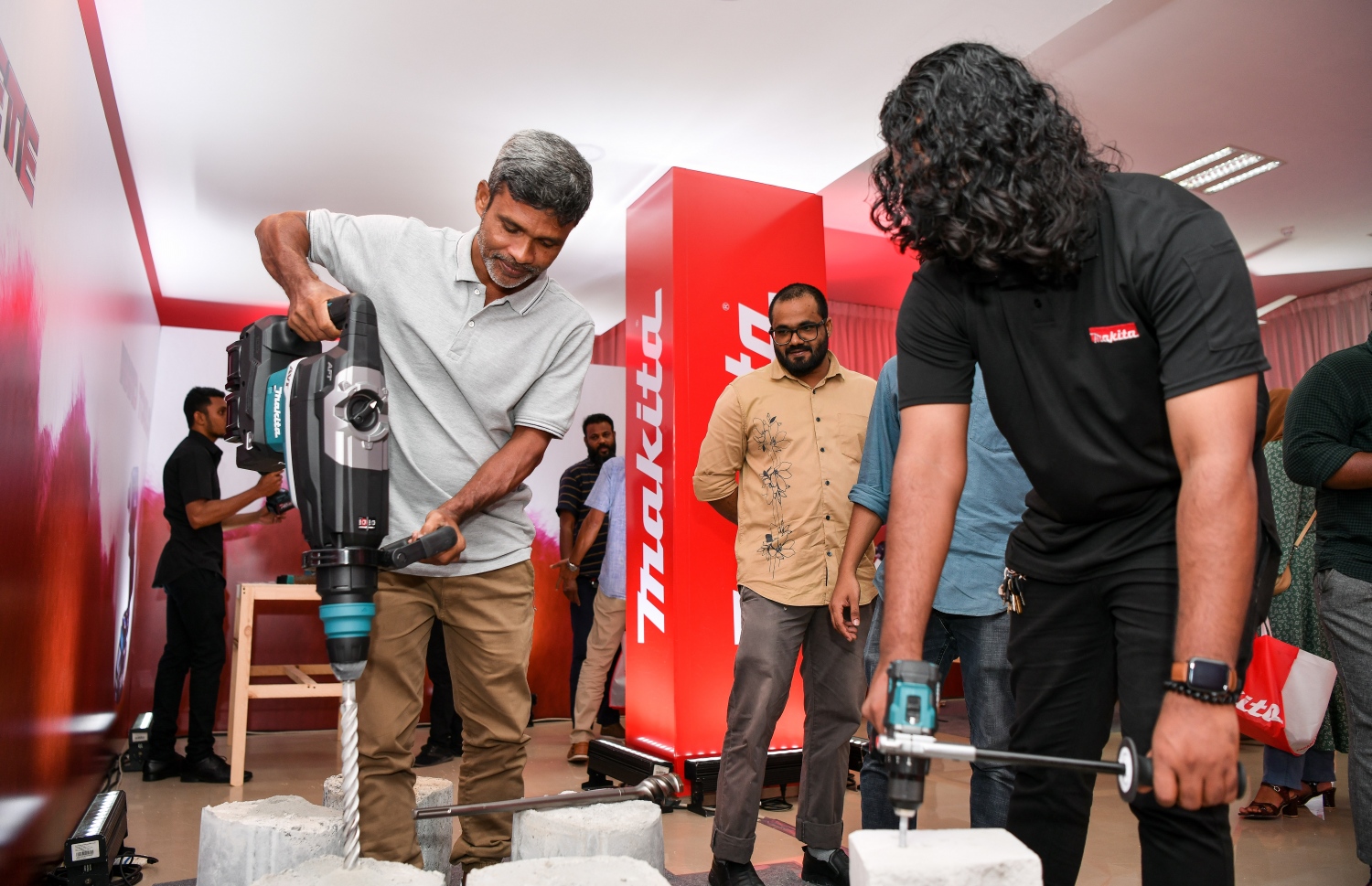 މަކީޓާގެ ޕްރޮޑަކްޓެއް ބޭނުންކުރައްވަނީ ---ފޮޓޯ: ފަޔާޒް މޫސާ | މިހާރު