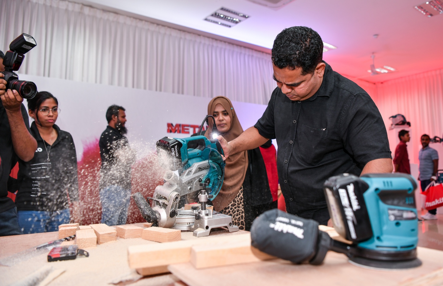 "މަކީޓާ ނައިޓު" ގެ ބައިވެރިއަކު އެ ބްރޭންޑުގެ އުފެއްދުމެއް ތަޖުރިބާ ކޮށްލަނީ ---ފޮޓޯ: ފަޔާޒް މޫސާ | މިހާރު