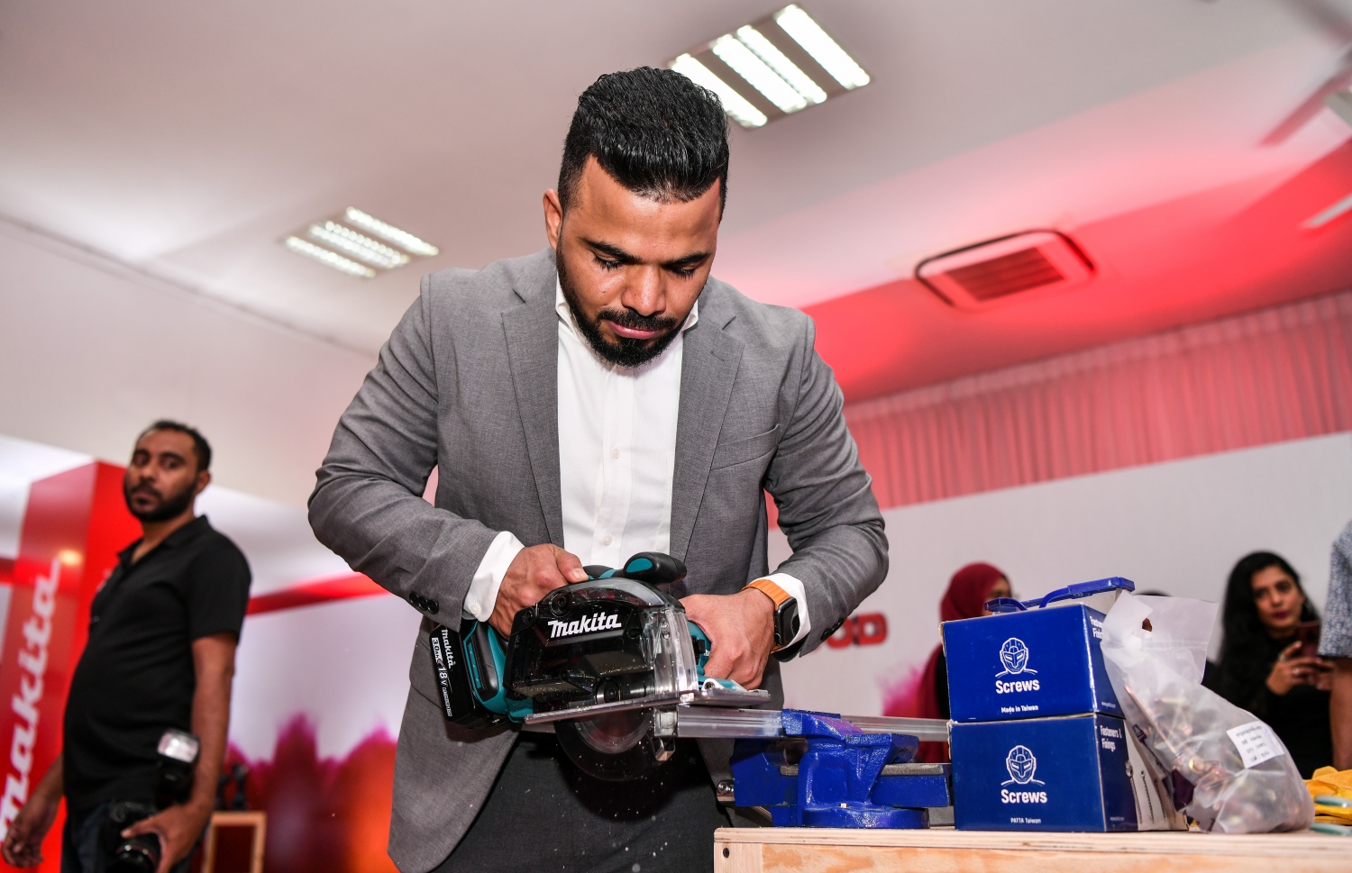 މަކީޓާ ސިންގަޕޯގެ ރީޖަނަލް ސޭލްސް މެނޭޖަރު ޕްރަމޯދު މަކީޓާގެ ޕްރޮޑަކްޓެއް ބޭނުންކުރައްވަނީ ---ފޮޓޯ: ފަޔާޒް މޫސާ | މިހާރު