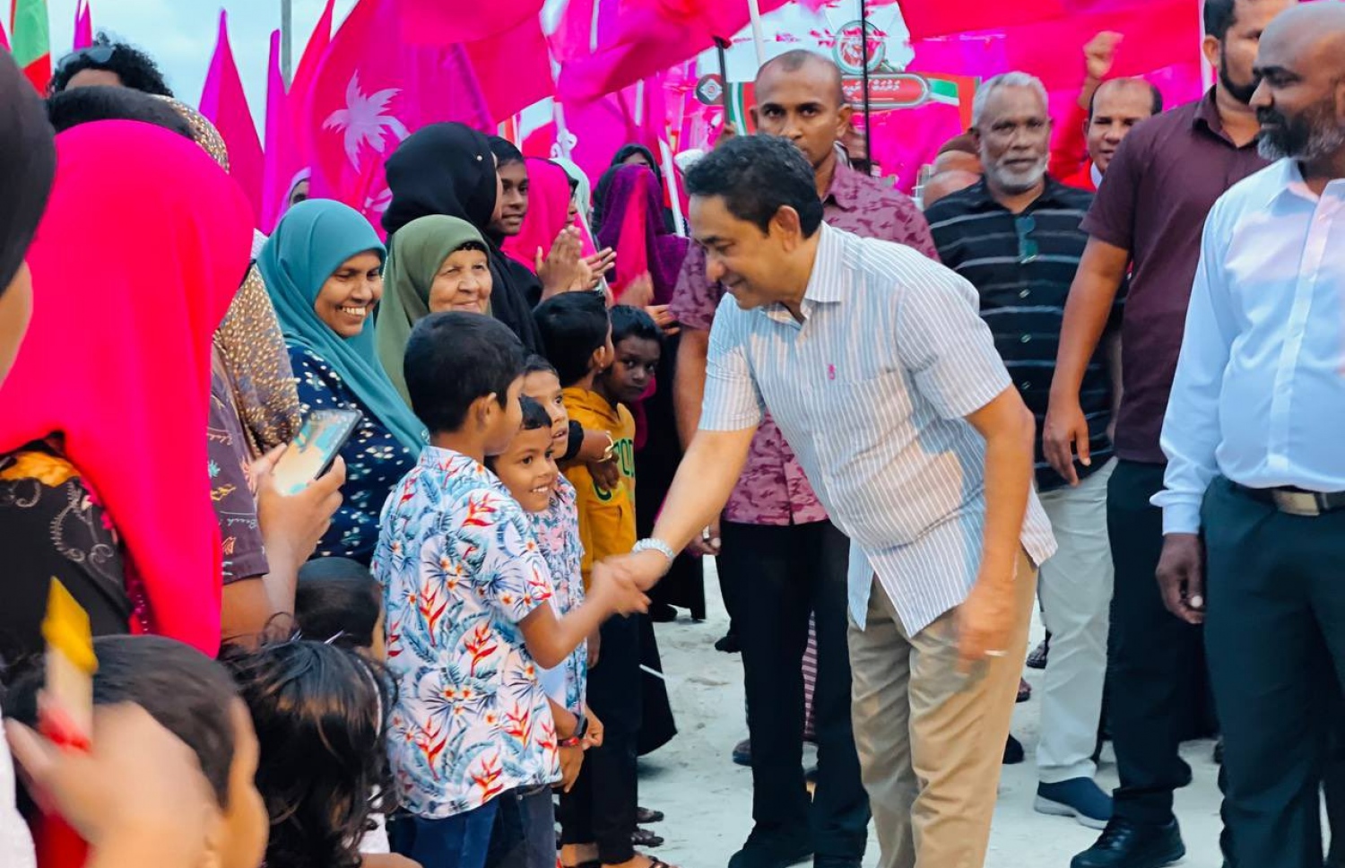 ކުރީގެ ރައީސް އަބްދުﷲ ޔާމީން ހއ. ދިއްދު އަށް ވަޑައިގަތުމުން އެމަނިކުފާނަށް މަރުހަބާ ދެންނެވި ރައްޔިތުންނާ ސަލާންކުރައްވަނީ -- ފޮޓޯ: ޕީޕީއެމް