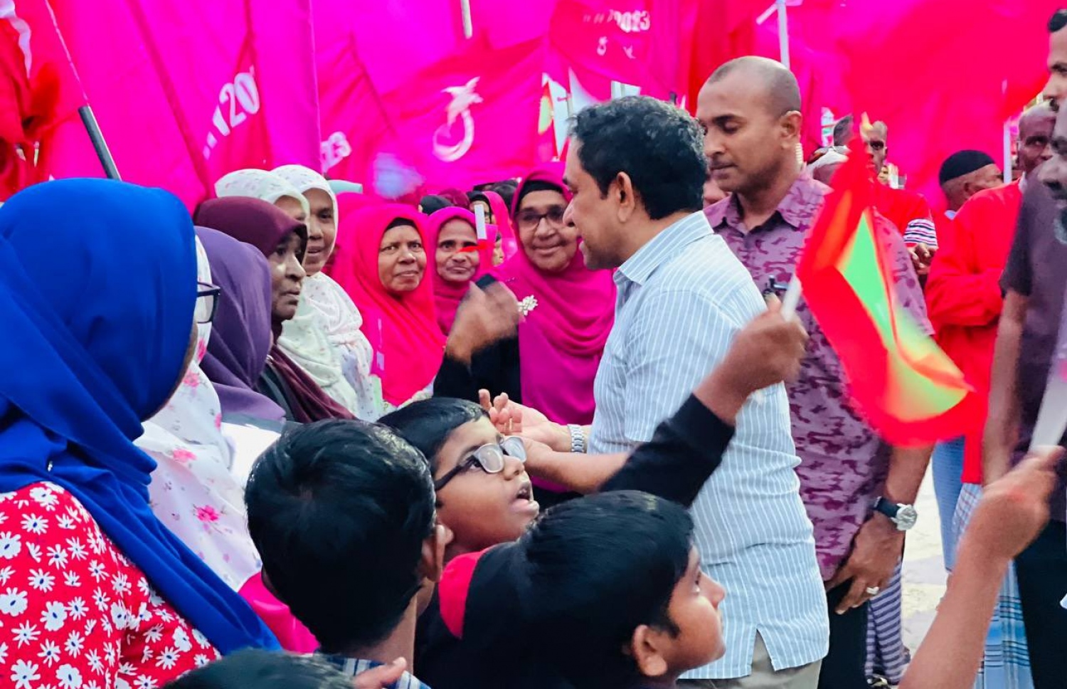 ކުރީގެ ރައީސް އަބްދުﷲ ޔާމީން ހއ. ދިއްދު އަށް ވަޑައިގަތުމުން އެމަނިކުފާނަށް މަރުހަބާ ދެންނެވި ރައްޔިތުންނާ ސަލާންކުރައްވަނީ -- ފޮޓޯ: ޕީޕީއެމް