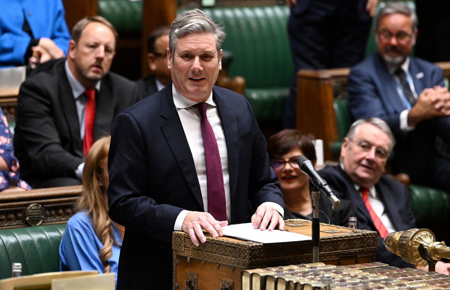 އިނގިރޭސި ވިލާތުގެ އިދިކޮޅު ލޭބާ ޕާޓީގެ ލީޑަރު ކިއާ ސްޓާމާ، އޮކްޓޫބަރު 17، 2022 ގައި ގާނޫނު ހަދާ މަޖިލީހުގައި ވާހަކަ ދައްކަވަނީ. --އޭއެފްޕީ