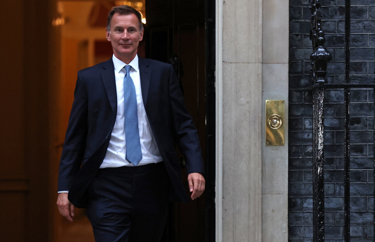 އިނގިރޭސި ވިލާތުގެ މާލީ ވަޒީރުގެ މަގާމަށް، އޮކްޓޫބަރު 14، 2022 ގައި އައްޔަންކުރި ޖެރެމީ ހަންޓް، ބޮޑުވަޒީރުގެ އޮފީހުން ނުކުމެވަޑައިގަންނަވަނީ. --އޭއެފްޕީ