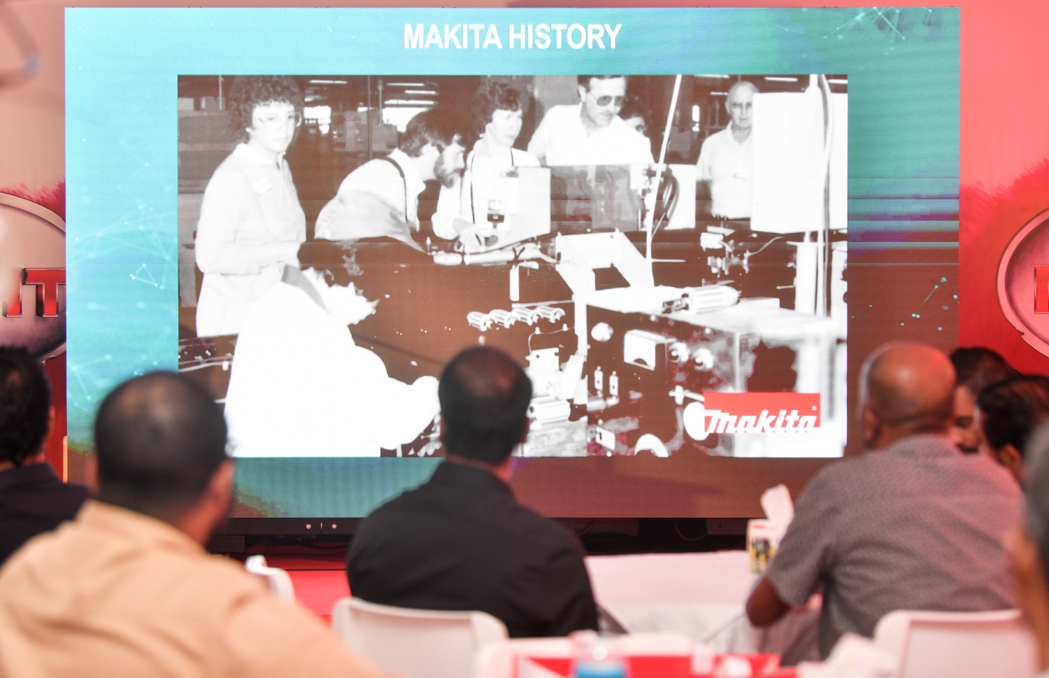 މަކިޓާ ނައިޑް ހަފްލާގައި މަކިޓާ ގެ އުފެއްދުންތަކާ ބެހޭ ވިޑިއޯއެއް ދައްކާލަނީ ---ފޮޓޯ: ފަޔާޒް މޫސާ | މިހާރު