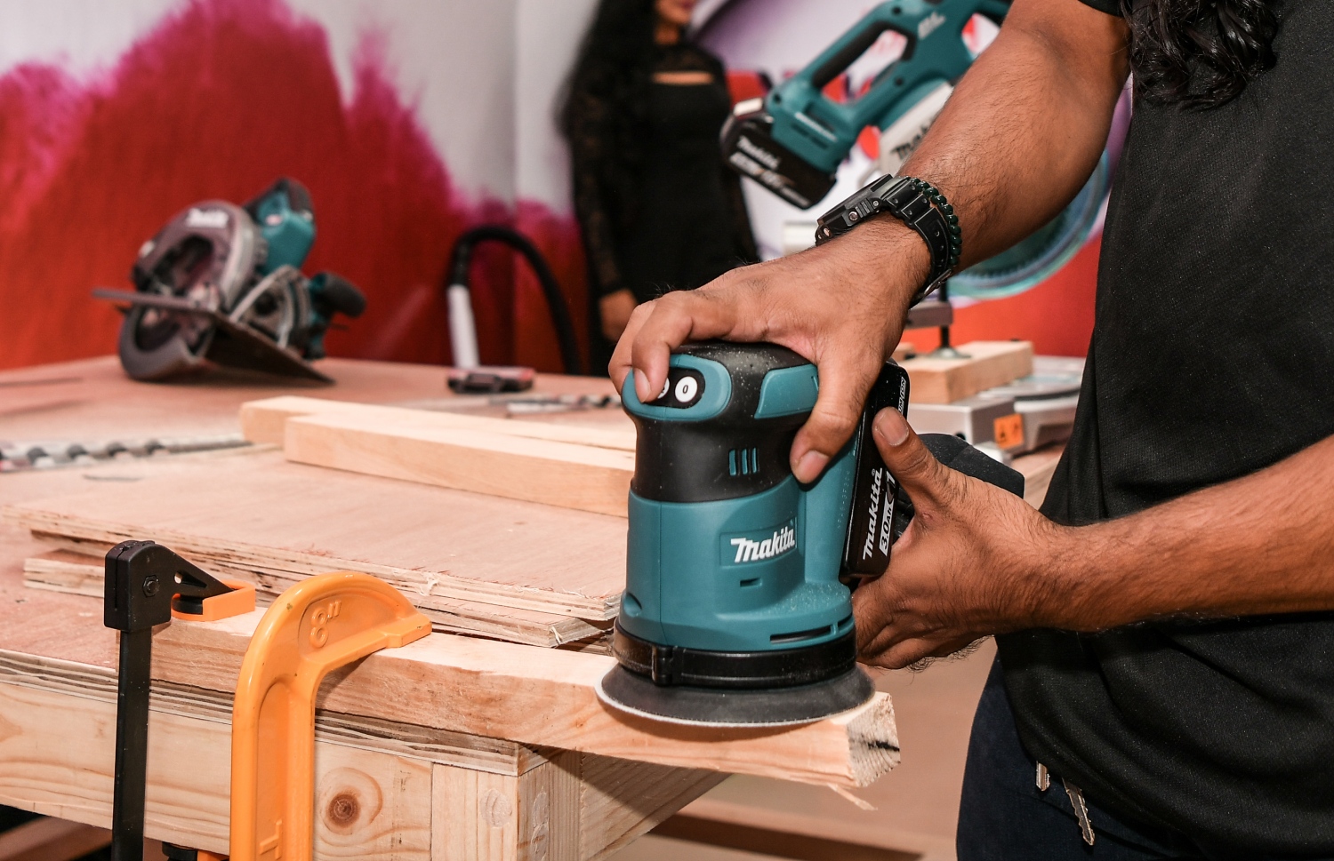 މަކީޓާގެ ޕްރޮޑަކްޓެއް ބޭނުން ކުރަނީ ---ފޮޓޯ: ފަޔާޒް މޫސާ | މިހާރު