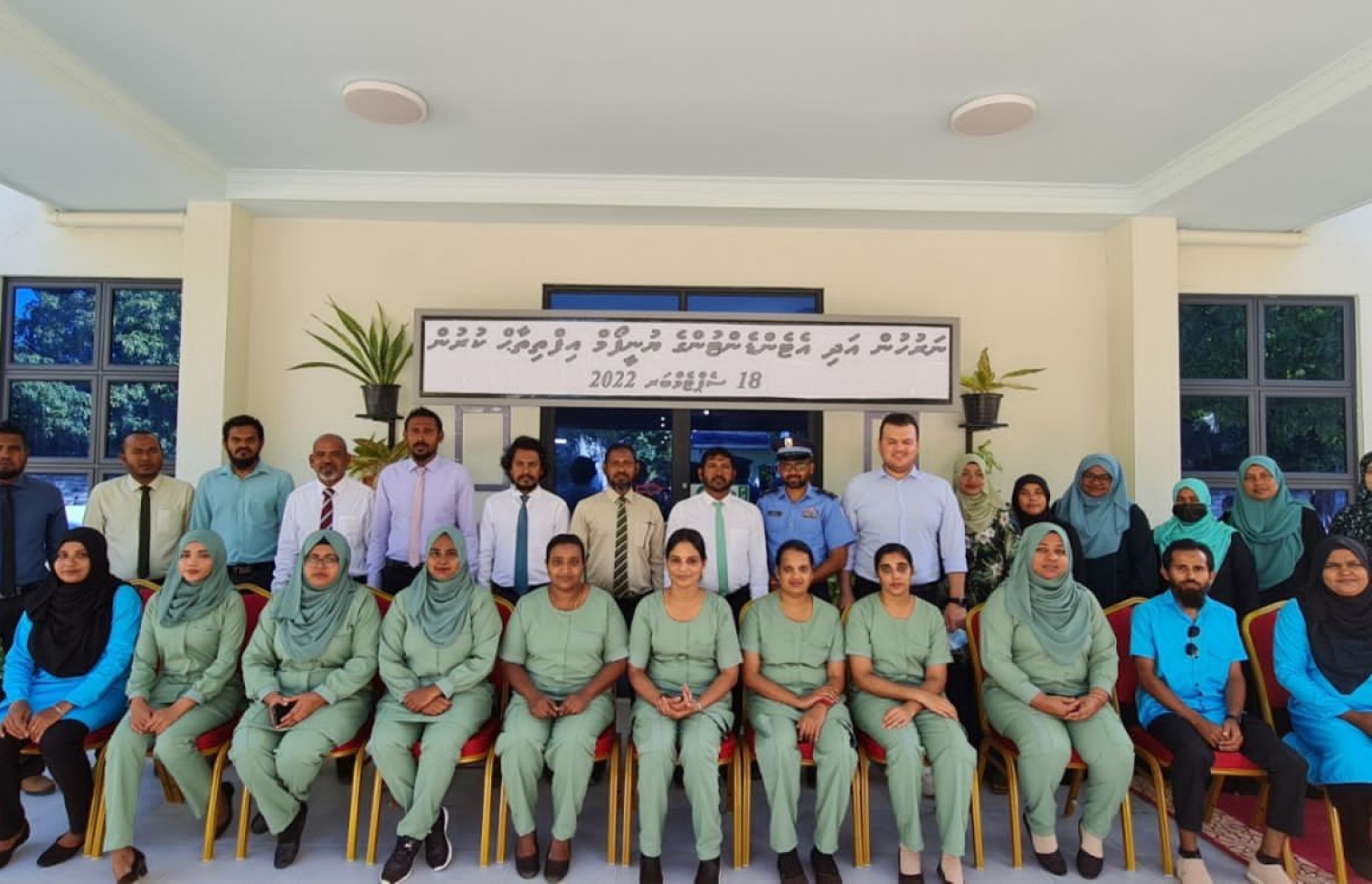 ރަށެއްގެ ސިއްހީ މަރުކަޒުގެ ނަރުހުންނާއި އެެޓެންޑެންޓުންގެ އާ ޔުނީފޯމް އިފްތިތާހުކުރަން ބޭއްވި ރަސްމިއްޔާތުގައި، ނަރުހުން ބައިވެރިވަނީ.-