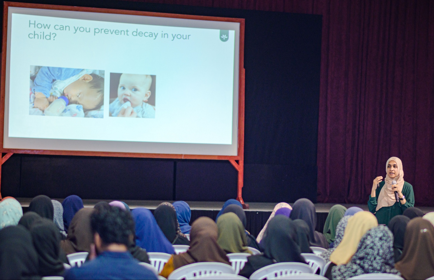 ޑރ. ނިހާ އަނގައިގެ ސިއްހަތާއި ގުޅޭ މައުލޫމާތު ދެއްވަނީ. ފޮޓޯ: ޓްރީ ޓޮޕް ހޮސްޕިޓަލް