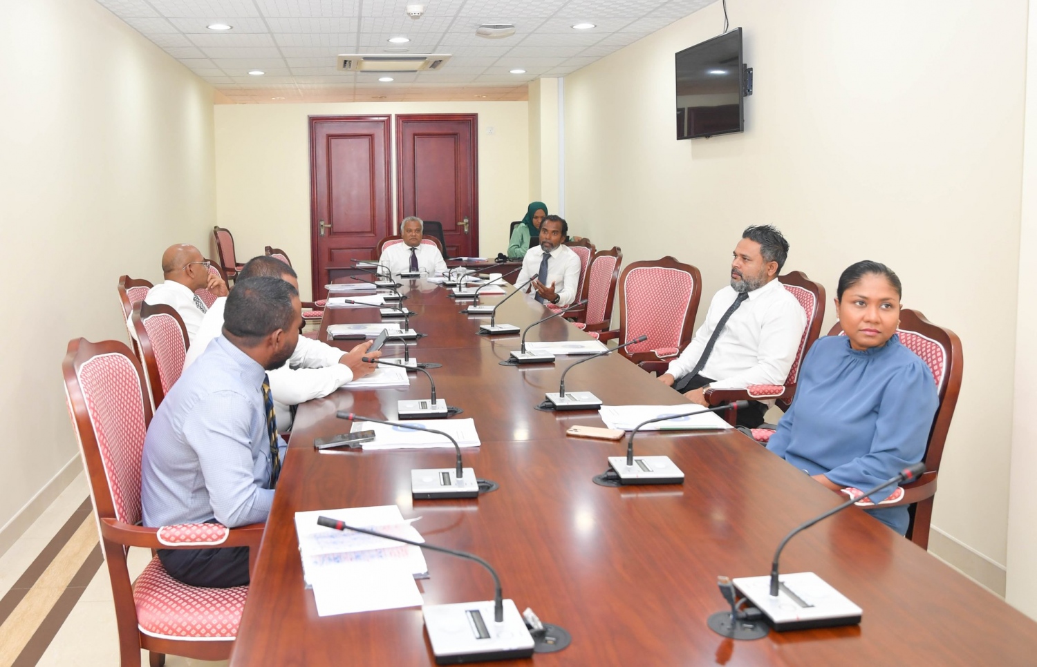 ފަޅުރަށްރަށާ ބެހޭ ގާނޫނަށް އިސްލާހު ގެނައުމުގެ ބިލު ދިރާސާކުރުމަށް ރައްޔިތުންގެ މަޖިލީހުގެ ލާމަރުކަޒީ ކޮމިޓީން ބޭއްވި ބައްދަލުވުން -- ފޮޓޯ: މަޖިލިސް