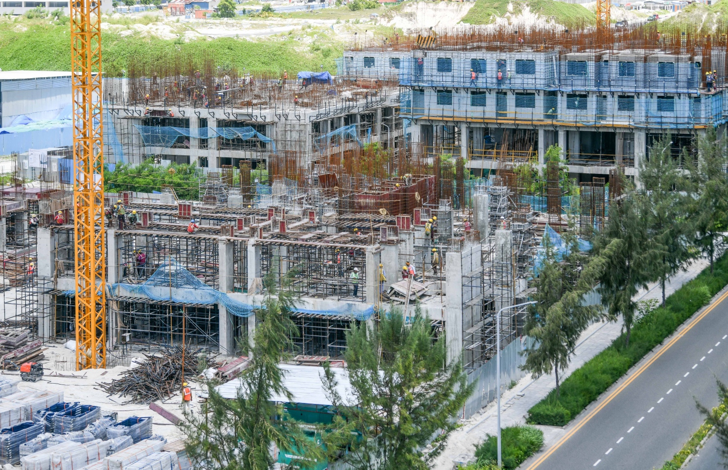 ބޯހިޔާވަހިކަމުގެ ދަތިކަން ހައްލުކުރަން މި ސަރުކާރުން ހުޅުމާލެ 2 ގައި އިމާރާތްކުރަން ފެށި 4000 ފްލެޓްތަކުގެ މަސައްކަތް ކުރިޔަށް ދަނީ، ބޯހިޔާވަހިކަމަށް ހުޅުވާލި މުއްދަތު މި ހަފުތާގައި ހަމަވިއިރު 4،000 ފްލެޓަށް ގާތްގަނޑަކަށް 20,697 މީހުން ވަނީ ކުރިމަތިލައިފައި.-- ފޮޓޯ: ނިޝާން އަލީ/ މިހާރު