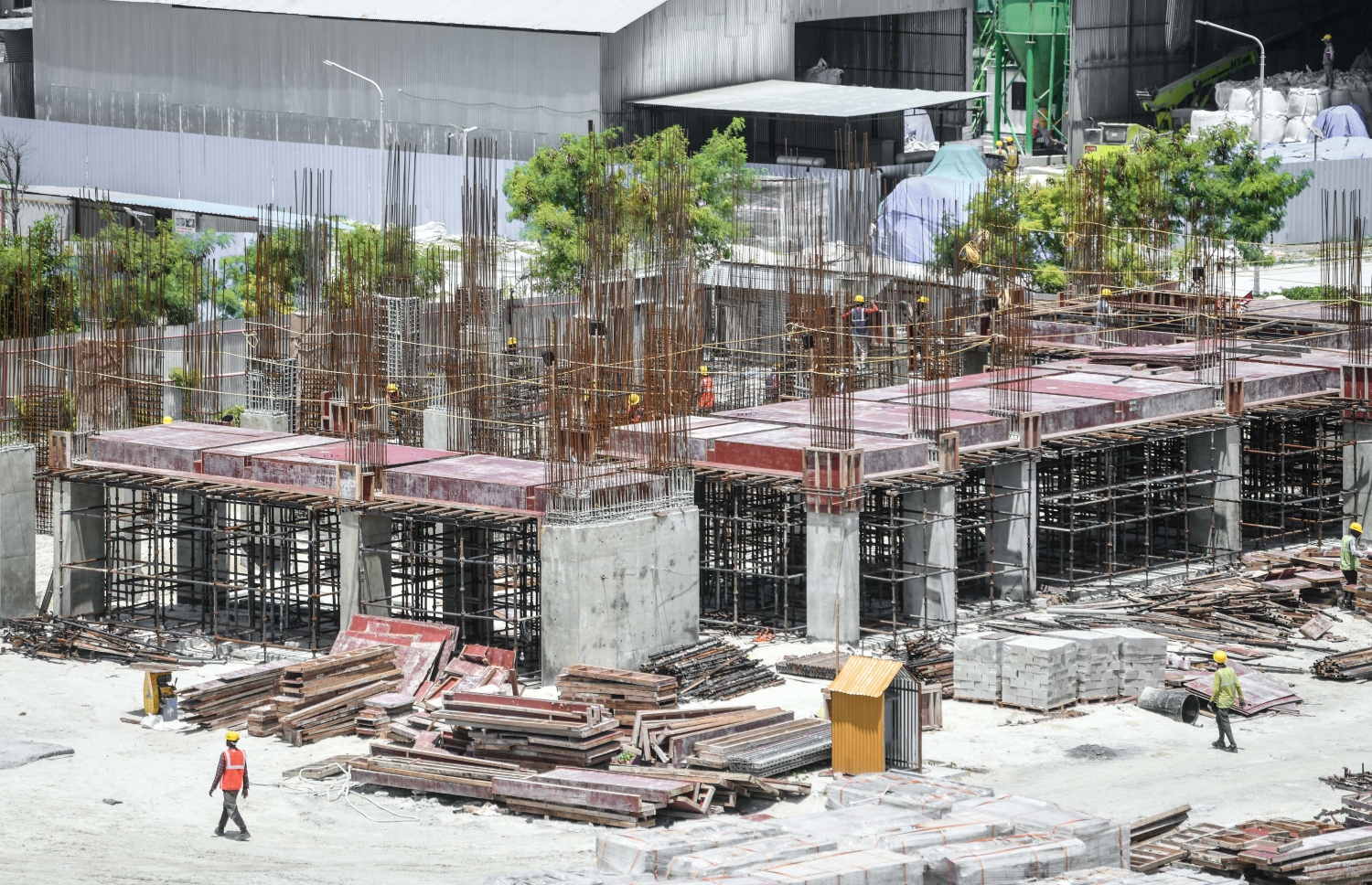 ބޯހިޔާވަހިކަމުގެ ދަތިކަން ހައްލުކުރަން މި ސަރުކާރުން ހުޅުމާލެ 2 ގައި އިމާރާތްކުރަން ފެށި 4000 ފްލެޓްތަކުގެ މަސައްކަތް ކުރިޔަށް ދަނީ، ބޯހިޔާވަހިކަމަށް ހުޅުވާލި މުއްދަތު މި ހަފުތާގައި ހަމަވިއިރު 4،000 ފްލެޓަށް ގާތްގަނޑަކަށް 20,697 މީހުން ވަނީ ކުރިމަތިލައިފައި.-- ފޮޓޯ: ނިޝާން އަލީ/ މިހާރު