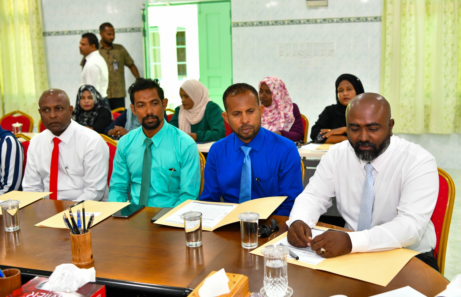 މިދިޔަ ސެޕްޓެމްބަރު މަހު ރައީސް އިބްރާހިމް މުހައްމަދު ސޯލިހު ހއ. ދިއްދު އަށް ކުރެއްވި ދަތުރުފުޅުގައި އެ ރަށު ކައުންސިލް މެމްބަރުންނާ ބައްދަލުކުރެއްވުން -- ފޮޓޯ: ރައީސް އޮފީސް