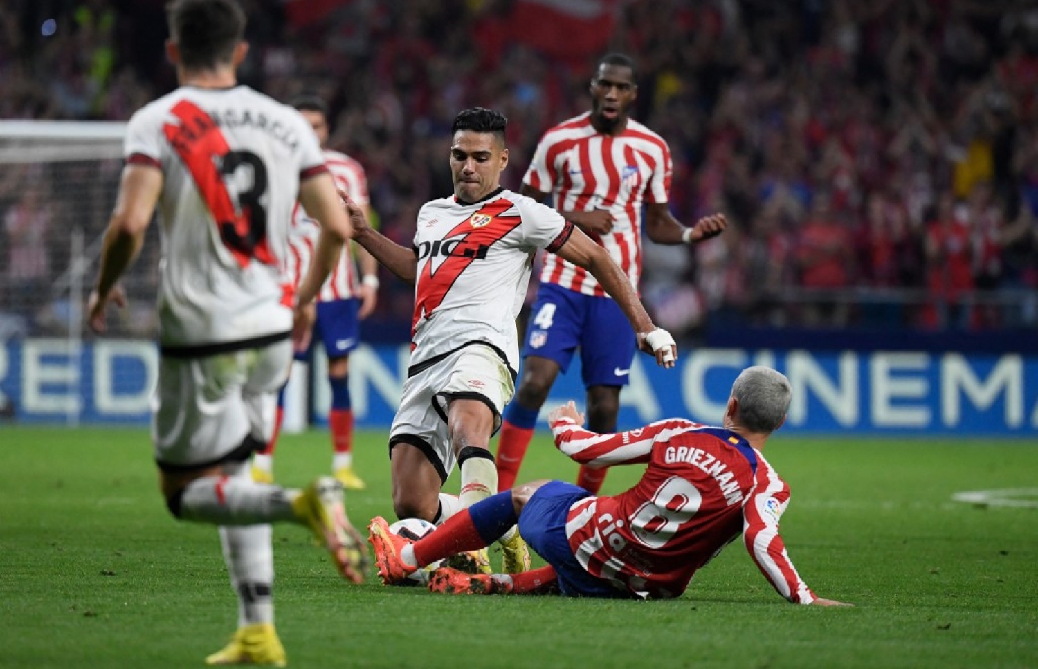 ފަލްކާއޯ އަތުން ބޯޅަ ހޯދަން ގްރީޒްމަން ޓެކްލް ކުރަނީ. -- ފޮޓޯ: އޭއެފްޕީ