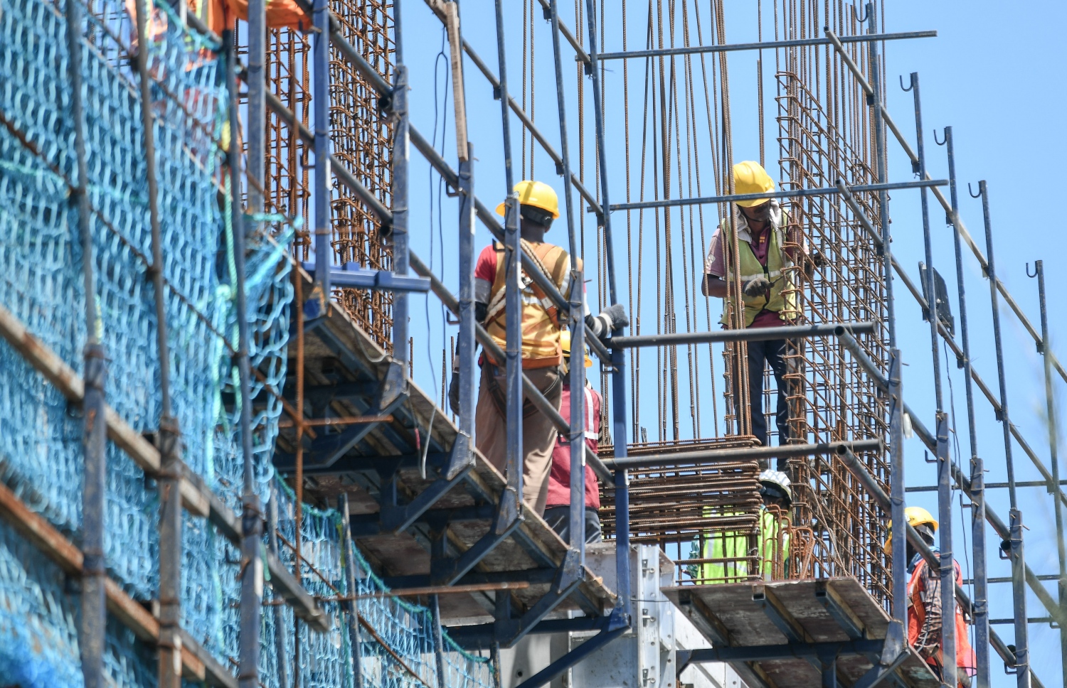 ބޯހިޔާވަހިކަމުގެ ދަތިކަން ހައްލުކުރަން މި ސަރުކާރުން ހުޅުމާލެ 2 ގައި އިމާރާތްކުރަން ފެށި 4000 ފްލެޓްތަކުގެ މަސައްކަތް ކުރިޔަށް ދަނީ، ބޯހިޔާވަހިކަމަށް ހުޅުވާލި މުއްދަތު މި ހަފުތާގައި ހަމަވިއިރު 4،000 ފްލެޓަށް ގާތްގަނޑަކަށް 20,697 މީހުން ވަނީ ކުރިމަތިލައިފައި.-- ފޮޓޯ: ނިޝާން އަލީ/ މިހާރު