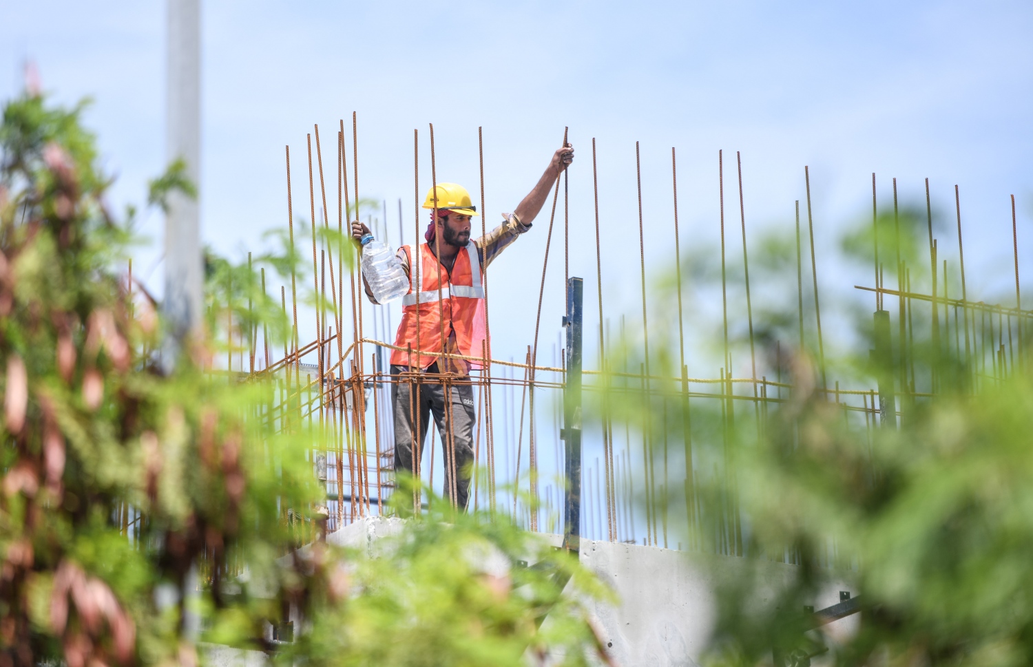 ބޯހިޔާވަހިކަމުގެ ދަތިކަން ހައްލުކުރަން މި ސަރުކާރުން ހުޅުމާލެ 2 ގައި އިމާރާތްކުރަން ފެށި 4000 ފްލެޓްތަކުގެ މަސައްކަތް ކުރިޔަށް ދަނީ، ބޯހިޔާވަހިކަމަށް ހުޅުވާލި މުއްދަތު މި ހަފުތާގައި ހަމަވިއިރު 4،000 ފްލެޓަށް ގާތްގަނޑަކަށް 20,697 މީހުން ވަނީ ކުރިމަތިލައިފައި.-- ފޮޓޯ: ނިޝާން އަލީ/ މިހާރު