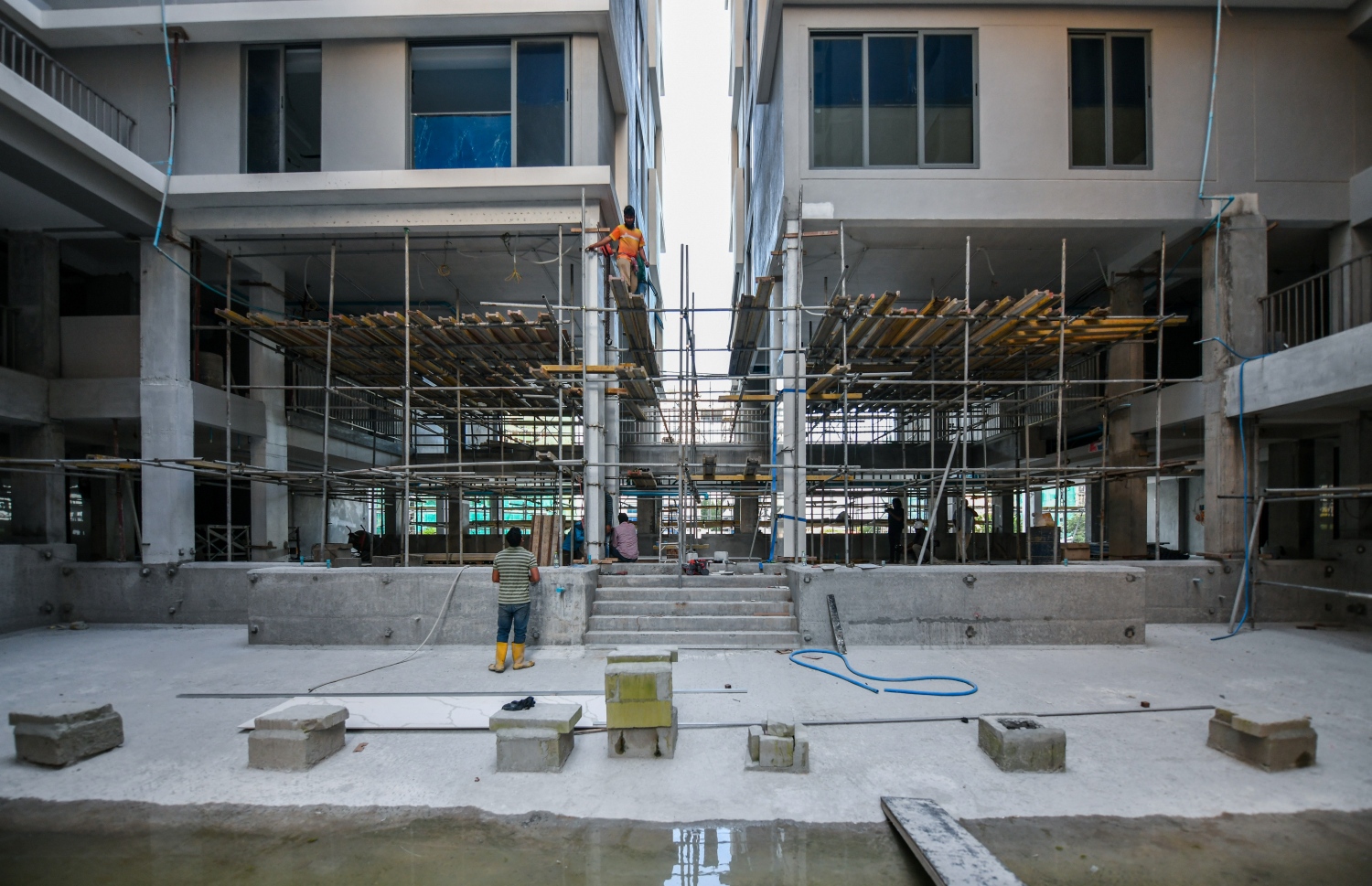 މައްސަލަ ޖެހިގެން އުޅޭ ކޭޕާކް ރެސިޑެންސްގެ މަސައްކަތެއް ކުރަނީ: މި މަޝްރޫއު ފެށި ހިސާބުން ވެސް ސުވާލު އުފެދޭ އެތައް ކަމެއް ހިނގާފައިވޭ. -- ފޮޓޯ: ފަޔާޒް މޫސާ/މިހާރު