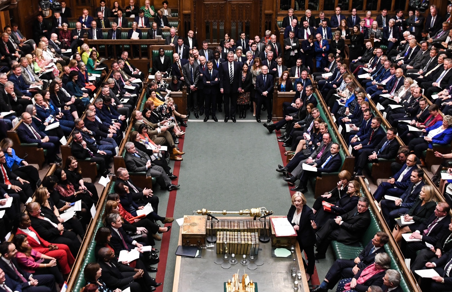 އޮކްޓޫބަރ 19، 2022؛ އިނގިރޭސި ވިލާތުގެ ގާނޫނު ހަދާ މަޖިލީހުގެ ޖަލްސާގައި އެ ގައުމުގެ ބޮޑުވަޒީރު ލިޒް ޓްރަސް ވާހަކަ ދައްކަވަނީ. --އޭއެފްޕީ