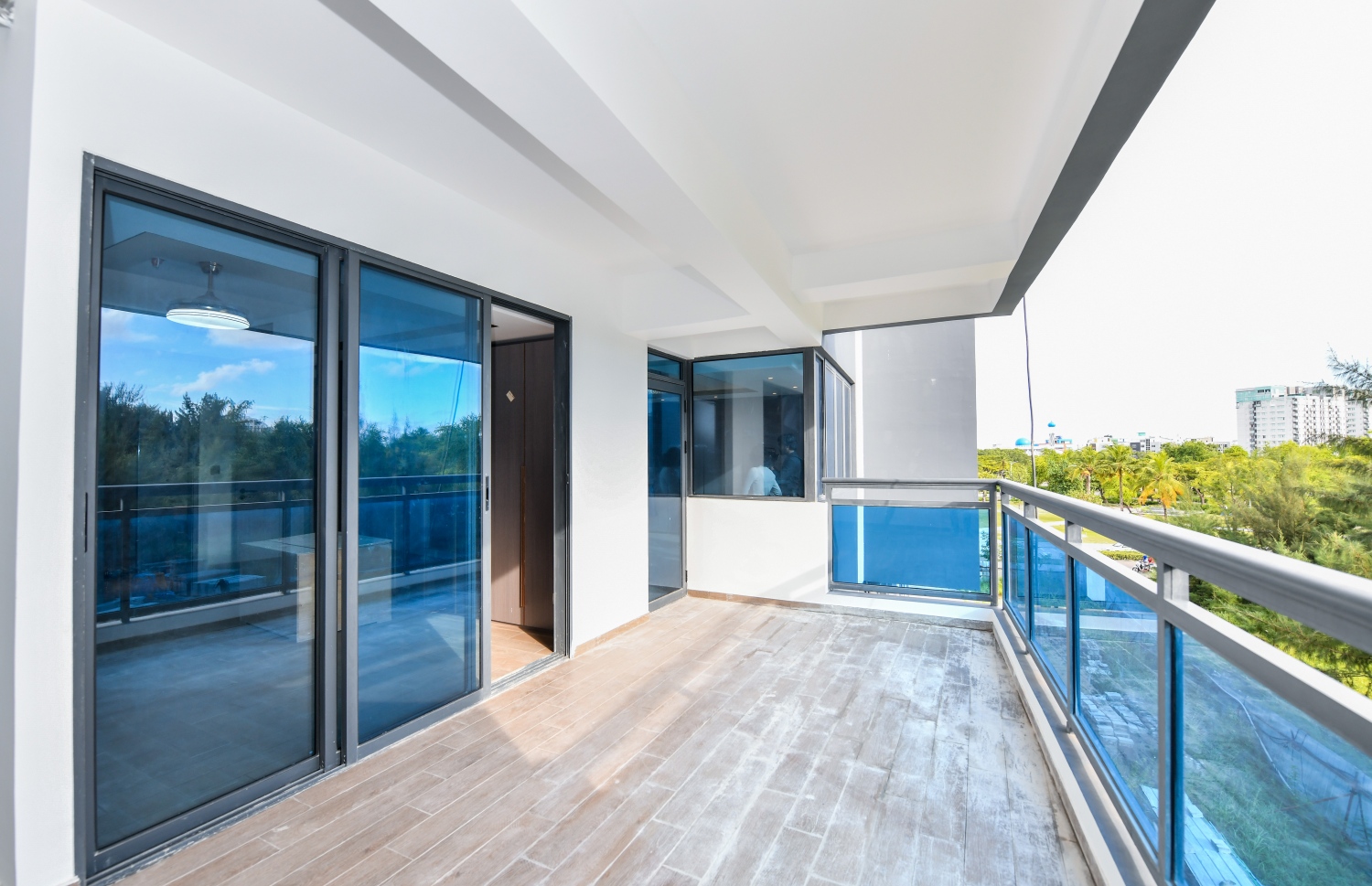 ހަންބޯ ކުންފުނިން ހުޅުމާލޭގައި ހަދަމުން އަންނަ ކޭޕާކް އެޕާޓްމަންޓެއްގެ ބެލްކަނީ: ކޭޕާކްގެ މައްސަލާގައި މަންޑޭއަށް ވައްކަމުގެ ތުހުމަތުކޮށް ޖިނައީ ތަހުގީގުކުރަން މައި ހިއްސާދާރު ޕޮލިހަށް ވަނީ ހުށަހަޅައިފައި.-- ފޮޓޯ: ފަޔާޒް މޫސާ | މިހާރު