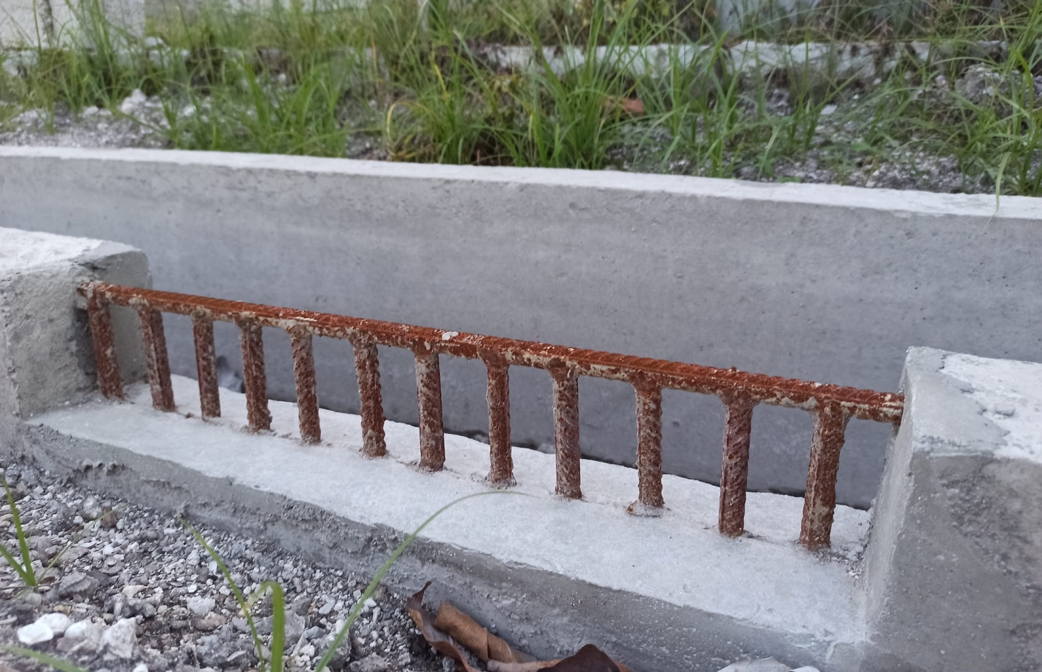 އެފޮކްންސް އިން ހަދާ އައްޑޫގެ މަގެއްގެ ކާނުގަނޑުގެ ދަގަނޑުތަކުގައި ދަބަރު ޖަހާފައި.