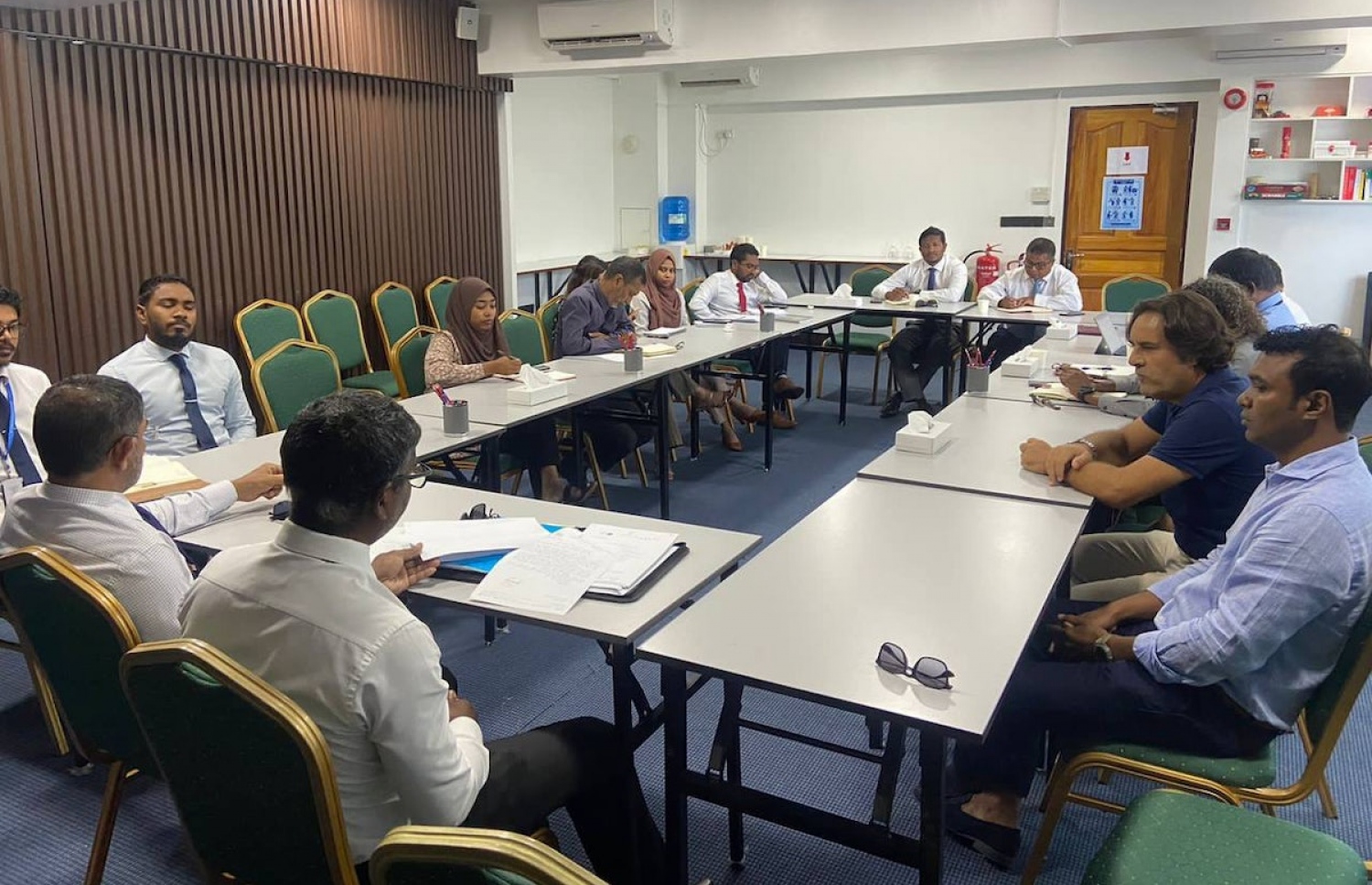 ވ. ހުޅިދޫ މައްސަލާގައި ސަރުކާރުގެ އިދާރާތަކާ އެކު މަޝްވަރާކުރުމަށް ބޭއްވި ބައްދަލުވުން.