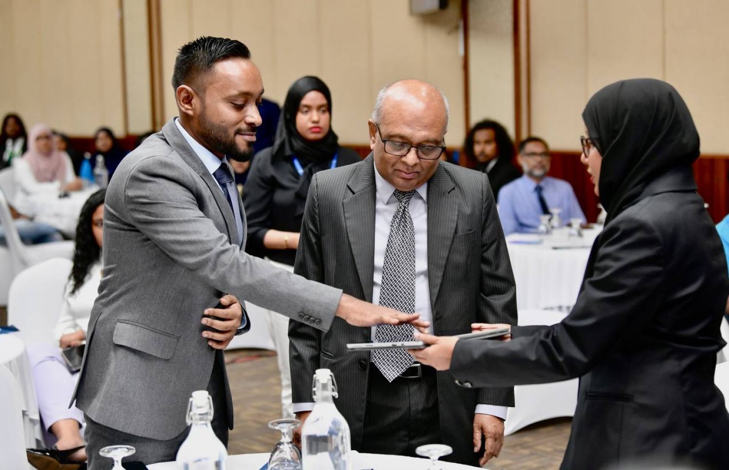 ބާ ކައުންސިލްގެ ރައީސް އިސްމާއިލް ވިޝާމް ލޯ ސޮސައިޓީ ތައާރަފުކޮށްދެއް ވަނީ. -- ފޮޓޯ: ނިޝާން އަލީ | މިހާރު