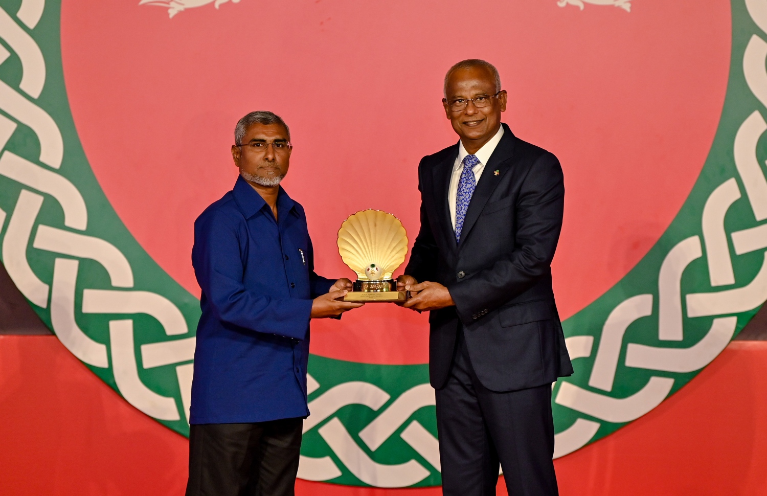 ޝަރަފްވެރިކަމުގެ އިނާމު ލިބިވަޑައިގަތް ހަސަން ޝާކިރަށް ހަނދާނީ ފިލާ މިރޭ އަރުވަނީ --- ފޮޓޯ/ރައީސް އޮފީސް