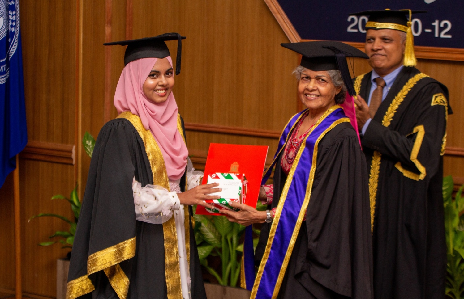 ނާސިންގެ ކޯހުން އެއް ވަނަ ލިބުނު އިބާއަށް، ކުރީގެ މިނިސްޓަރު އަނީސާ ރައީސްގެ އިނާމު ހަވާލުކޮށްދެއްވަނީ.-- ފޮޓޯ: އެމްއެންޔޫ