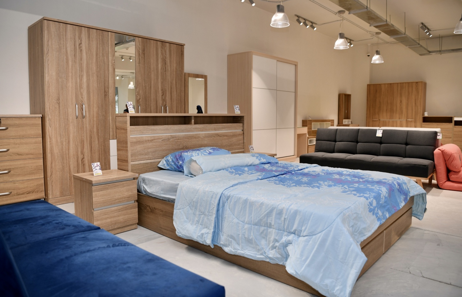 ރެއިންބޯ ސެންޓްރަލް އިން ވިއްކާ ބެޑްރޫމް ސެޓެއް ---ފޮޓޯ: ނިޝާން އަލީ | މިހާރު