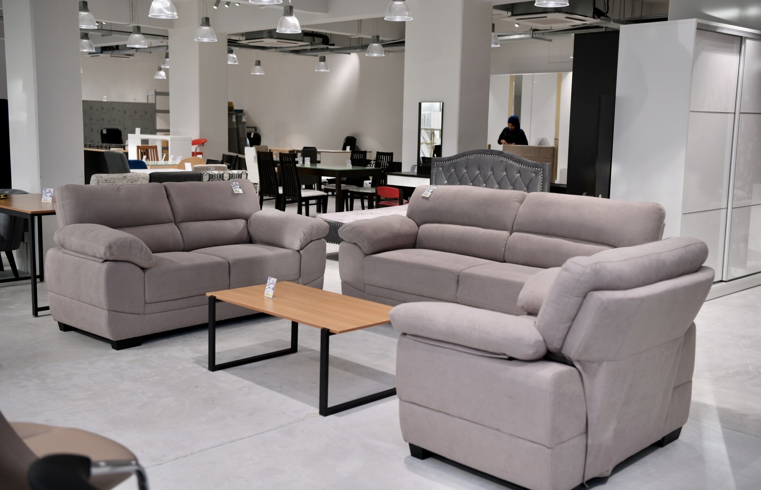 ރެއިންބޯ ސެންޓްރަލްގައި ވިއްކަން ބަހައްޓާފައި ހުރި ސޯފާ ސެޓެއް ---ފޮޓޯ: ނިޝާން އަލީ | މިހާރު