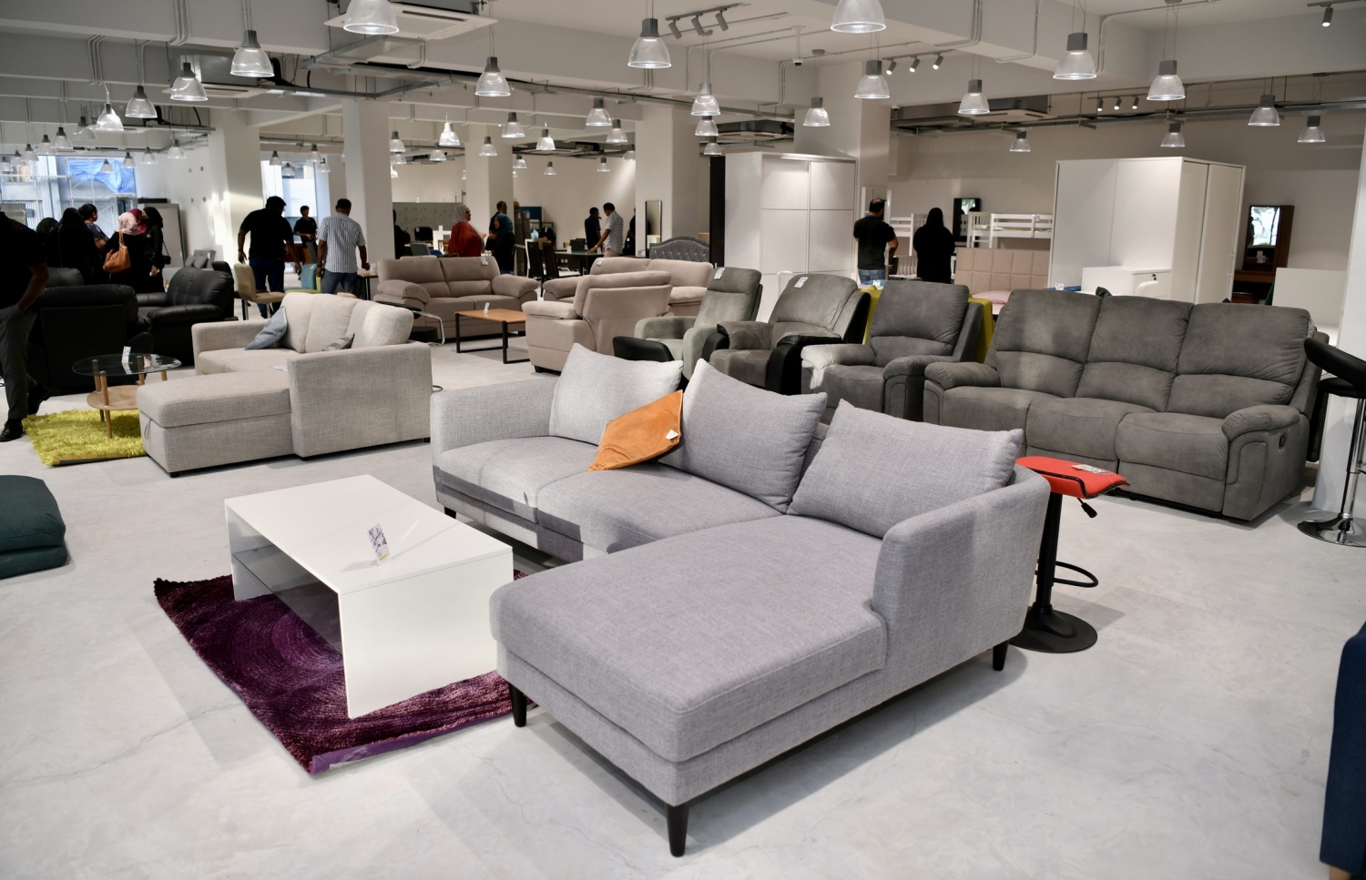 ރެއިންބޯ ސެންޓްރަލްގައި ހުރި ސޯފާ ސެޓެއް ---ފޮޓޯ: ނިޝާން އަލީ | މިހާރު