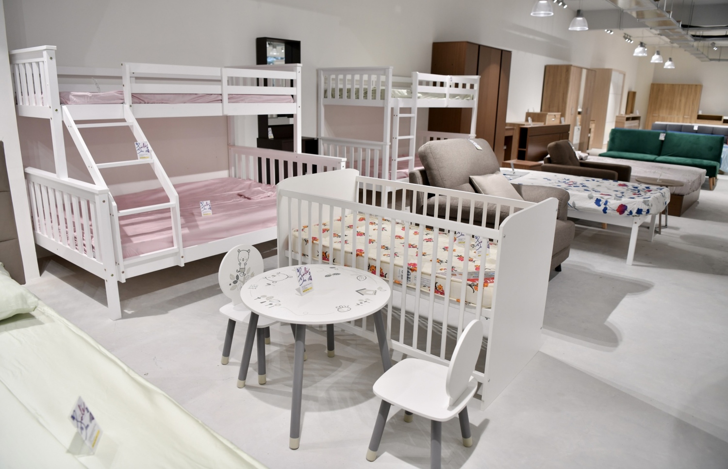 ރެއިންބޯ ސެންޓްރަލް އިން ލިބެން ހުރި ކުޑަކުދިންގެ ޕްރޮޑަކްޓުތަކެއް ---ފޮޓޯ: ނިޝާން އަލީ | މިހާރު