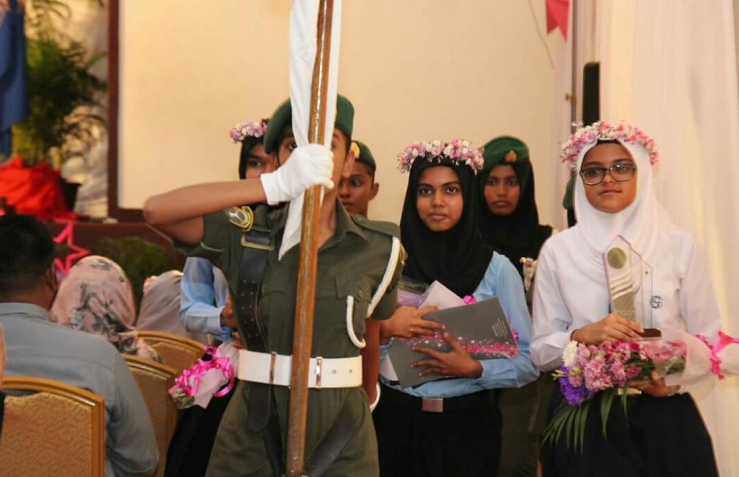 އިބާ (ވ)، ހިރިޔާ ސްކޫލުގައި 2016 ވަނަ އަހަރު ބޭއްވި އިނާމު ދިނުމުގެ ޖަލްސާގައި ހުރިހާ ގޮތަކުން އެންމެ މޮޅު ދަރިވަރުގެ މަގާމާއެކު.