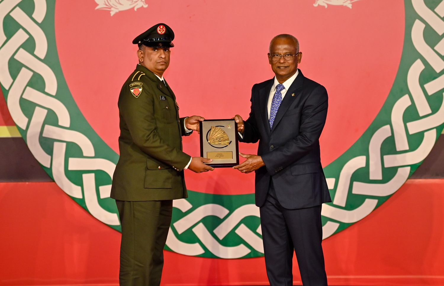 ހިތްވަރު ދިނުމުގެ ގައުމީ އިނާމު ހާސިލް ކުރެއްވި ސިފައިންގެ އޮފިޝަރަކަށް ރައީސް އިބްރާޙިމް މުހައްމަދު ސޯލިހް ހަނދާނީ ފިލާ ދެއްވަނީ -- ފޮޓޯ: ރައީސް އޮފީސް