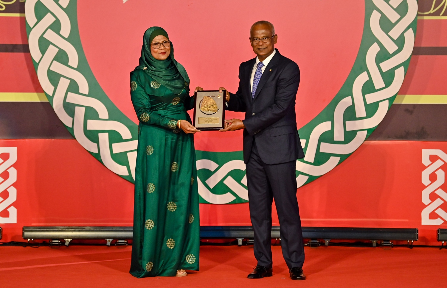 ހިތްވަރު ދިނުމުގެ ގައުމީ އިނާމު ހާސިލް ކުރެއްވި ބޭކަނބަލަކަށް ރައީސް އިބްރާޙިމް މުހައްމަދު ސޯލިހް ހަނދާނީ ފިލާ ދެއްވަނީ -- ފޮޓޯ: ރައީސް އޮފީސް