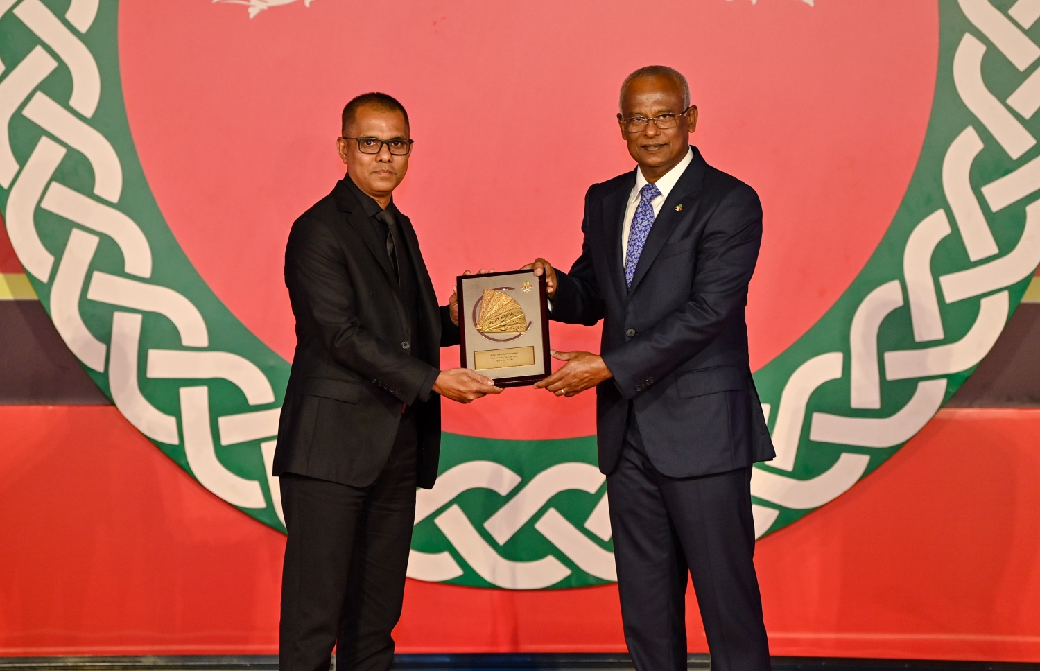 ހިތްވަރު ދިނުމުގެ ގައުމީ އިނާމު ހާސިލް ކުރެއްވި ބޭފުޅަކަށް ރައީސް އިބްރާޙިމް މުހައްމަދު ސޯލިހް ހަނދާނީ ފިލާ ދެއްވަނީ -- ފޮޓޯ: ރައީސް އޮފީސް