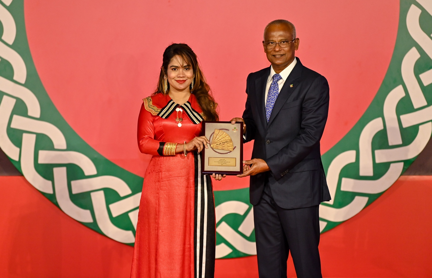 ހިތްވަރު ދިނިމުގެ އިނާމް ހާސިލްކުރި އުސްތާޒާ މަރިޔަމް ޝުނާނާއަށް ހަނދާނީ ފިލާ ރައީސް އިބްރާހިމް މިހައްމަދު ސޯލިހް ދެއްވަނީ -- ފޮޓޯ: ރައީސް އޮފީސް