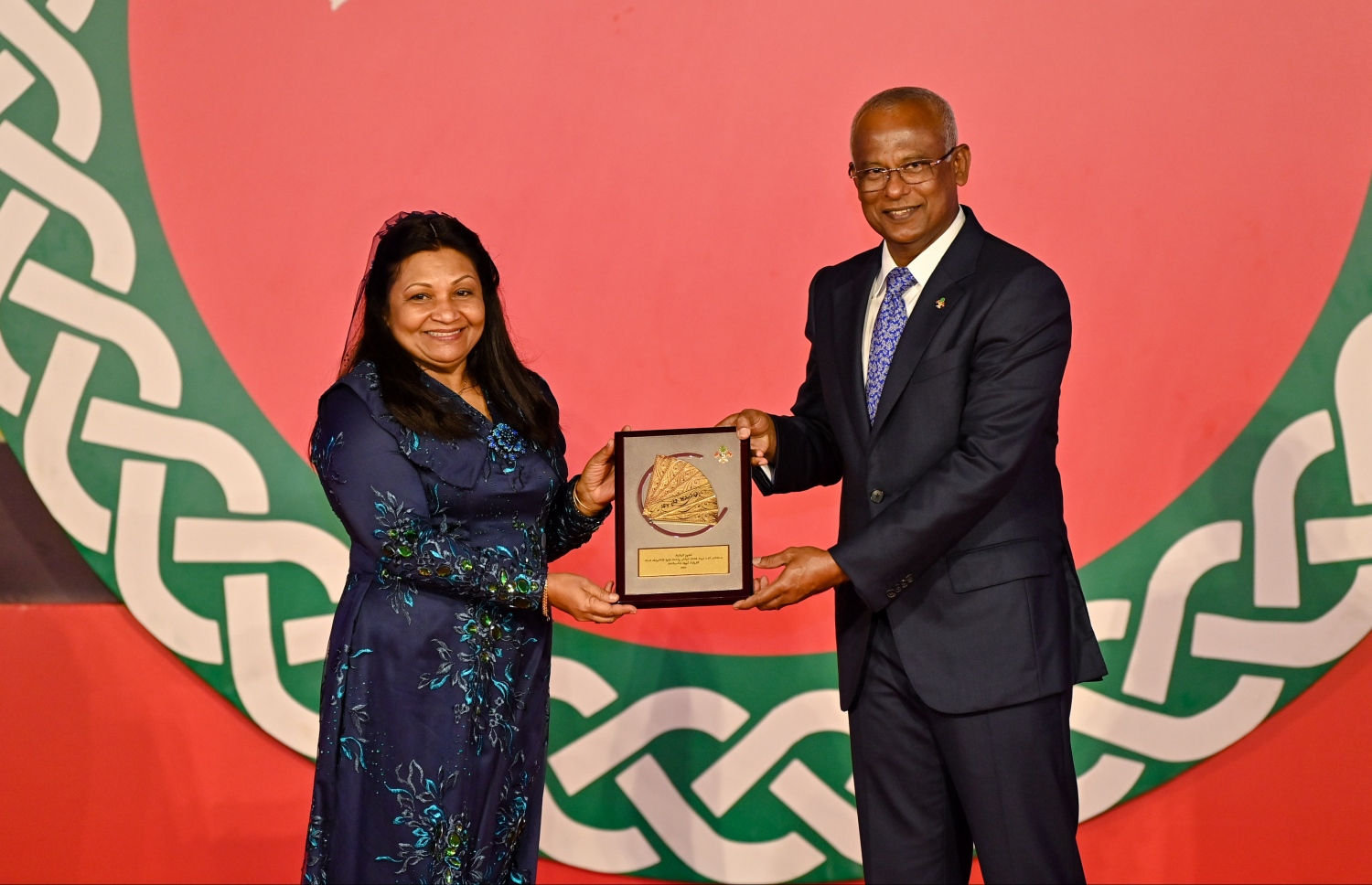 ގައިމީ ހިތްވަރު ދިނުމުގެ އިނާމް ހާސިލްކުރި ކުރީގެ ފަސްޓްލޭޑީ އިލްހާމް ހުސައިންއަށް ރައީސް އިބްރާހިމް މިހައްމަދު ސޯލޮހް ހަނދާނީ ފިލާ ދެއްވަނީ -- ފޮޓޯ: ރައީސް އޮފީސް