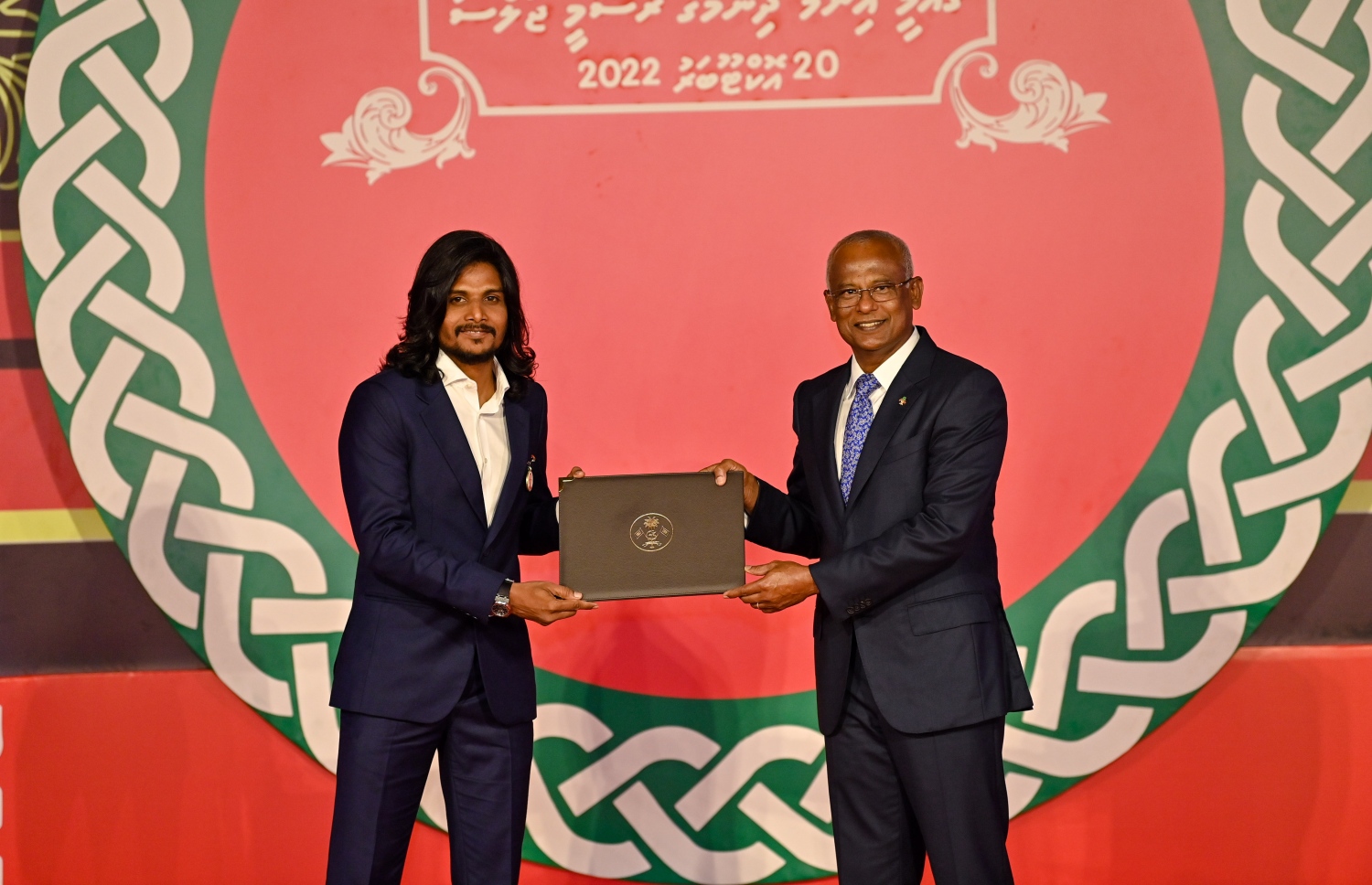 ހިތްވަރު ދިނުމުގެ ގައުމީ އިނާމު ހާސިލް ކުރި އިބްރާހިމް މަމްދޫހުއަށް ރައީސް އިބްރާޙިމް މުހައްމަދު ސޯލިހް ހަނދާނީލިޔުން ދެއްވަނީ -- ފޮޓޯ: ރައީސް އޮފީސް