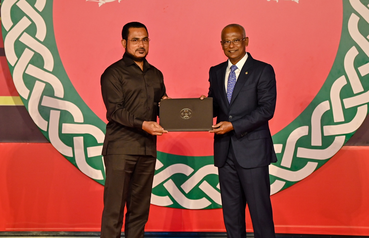 ހިތްވަރު ދިނުމުގެ ގައުމީ އިނާމު ހާސިލް ކުރި ދީނީ އިލްމުވެރިޔާ އިލްޔާސް ހުސައިންއަށް ރައީސް އިބްރާޙިމް މުހައްމަދު ސޯލިހް ހަނދާނީލިޔުން ދެއްވަނީ -- ފޮޓޯ: ރައީސް އޮފީސް