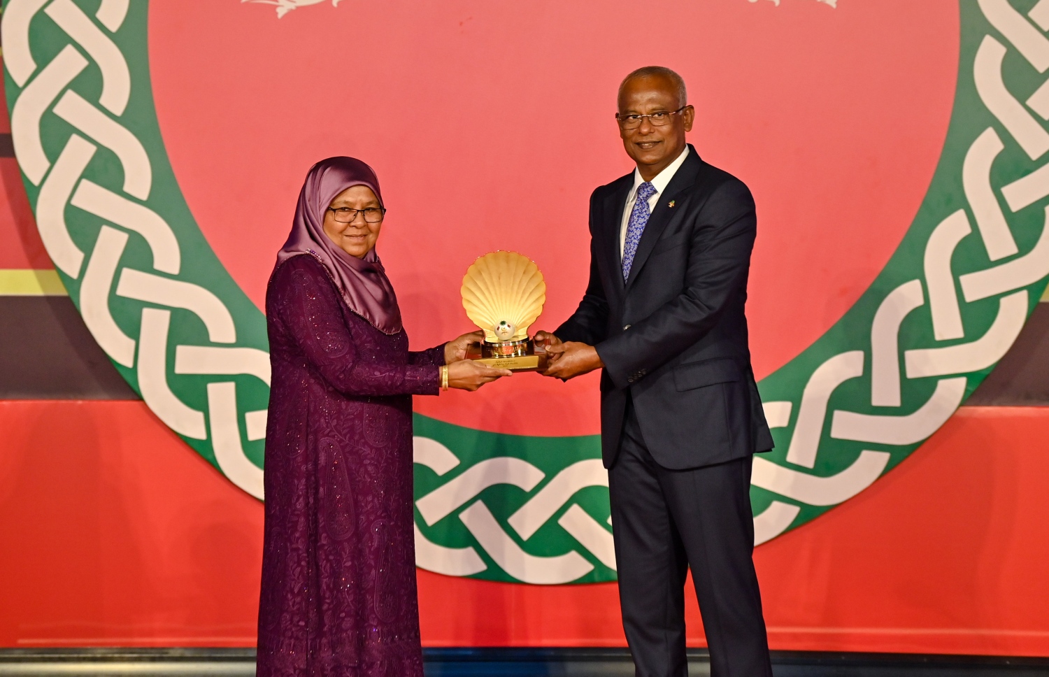 ރައީސް އިބްރާހިމް މުހައްމަދު ސޯލިހް ޝަރަފްވެރިކަމުގެ އިނާމު ލިބިވަޑައިގަތް ބޭކަނބަލަކަށް ހަނދާނީ ފިލާ އަރުވަނީ -- ފޮޓޯ: ރައީސް އޮފީސް